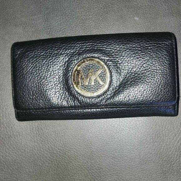 Michael Kors Fulton Flap Wallet - Picture 1 of 4